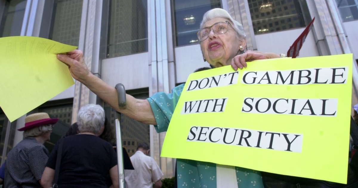 Representative image of a protester demonstrating against a plan to add private investment accounts to Social Security (Cover image source: Getty Images/Photo by Spencer Platt)