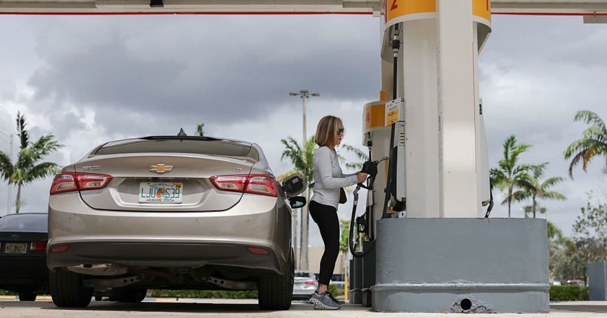 A customer pumps gas into their vehicle (Cover image source: Getty Images | Photo by Joe Raedle)