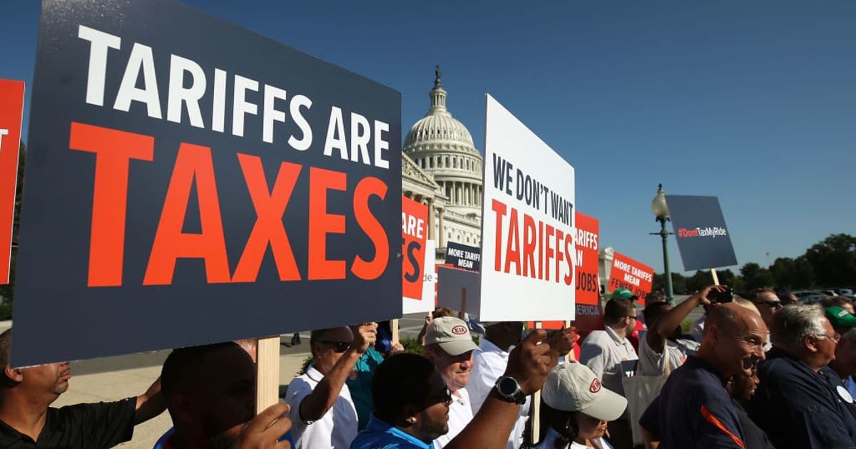  Representative image of Auto workers rallying against U.S. President Donald Trump's proposed tariffs on auto imports (Cover image source: Getty Images/Photo by Mark Wilson)