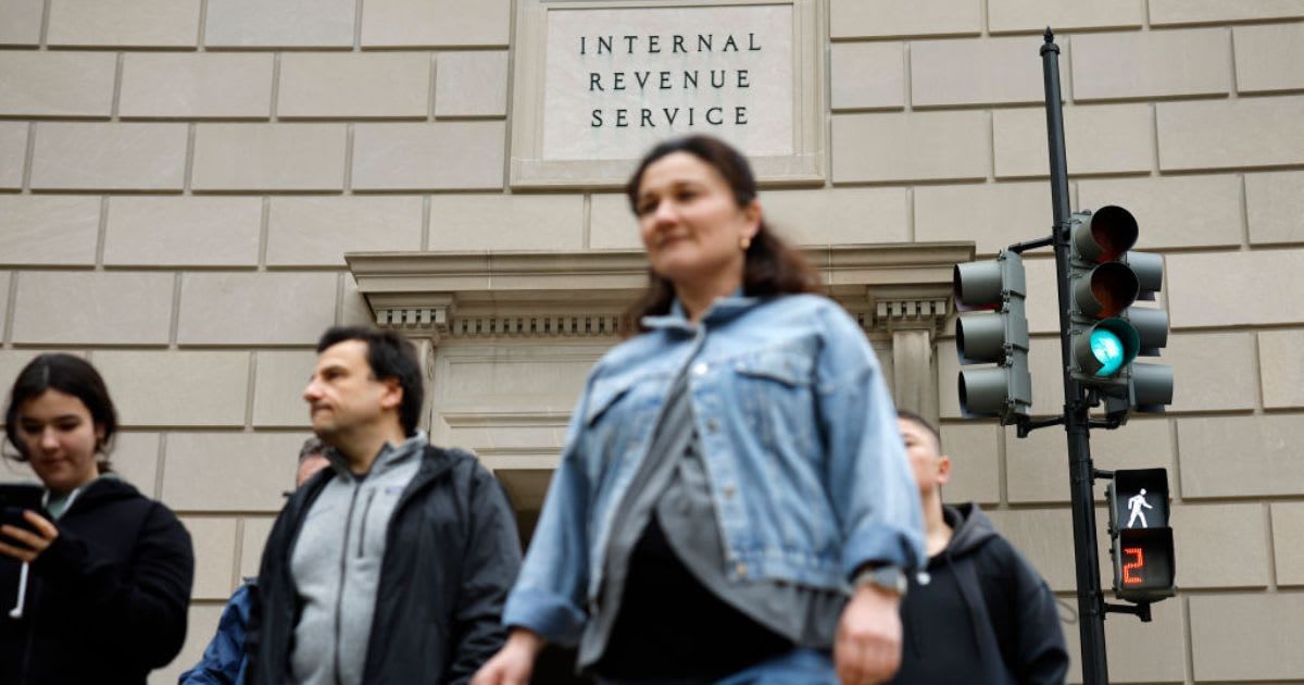 Taxpayers outside an IRS building. (Cover Image Source: Getty Images | Photo by Chip Somodevilla) 