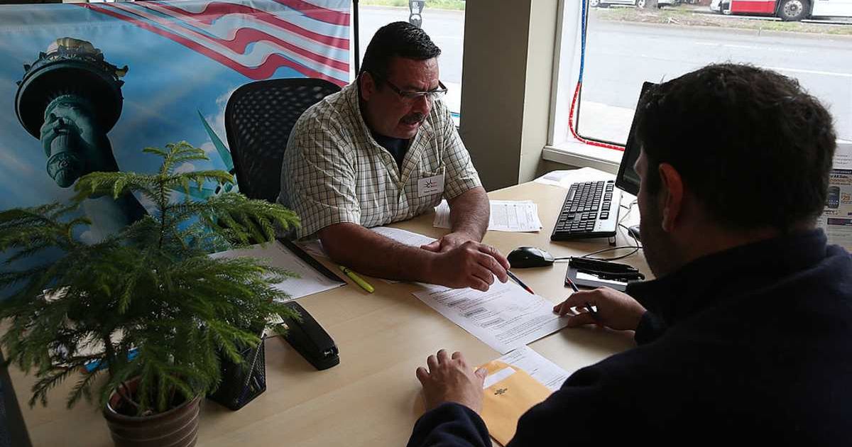 A tax preparation specialist is helping a man. (Representative Image Source: Getty Images | Justin Sullivan)